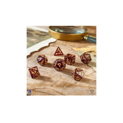 Dados de RPG vermelhos com números dourados sobre mapa antigo e lupa