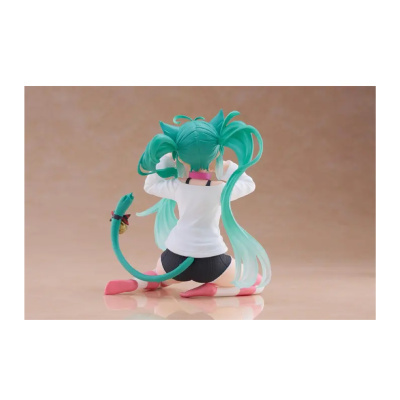 Figura anime com cabelo verde rabo de cavalo, camisola branca, calções pretos, botas rosa ajoelhada base rosa.