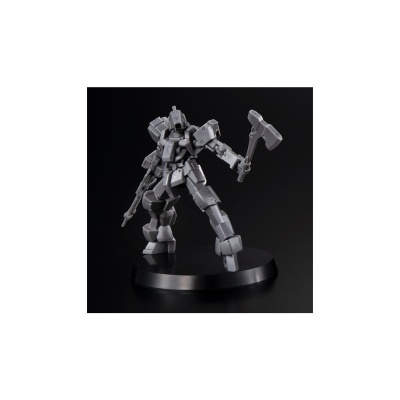 Figura de robô/mecha cinzento com armas numa base preta