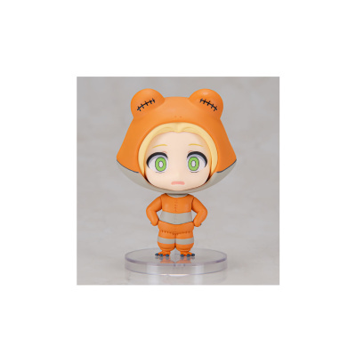 Figura de ação com fato laranja e capuz com orelhas.