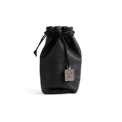Mochila pequena de couro preto com cordão e placa metálica