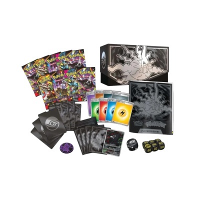 Conjunto de cartas Pokémon incluindo pacotes, cartas, dados e caixa preta com ilustração de Pokémon.