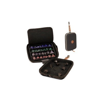 Conjunto de dados poliédricos coloridos dentro de estojos pretos com fecho, um deles com alça castanha.