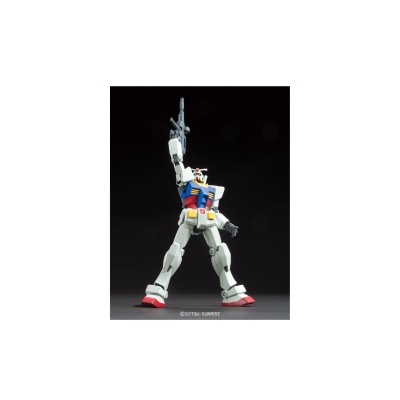 Figura robô Gundam colorida com arma no ar sobre fundo negro