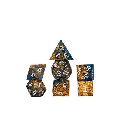 Conjunto de dados de RPG azuis e dourados com números brancos