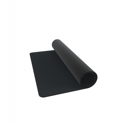 Tapete de rato preto texturizado parcialmente enrolado