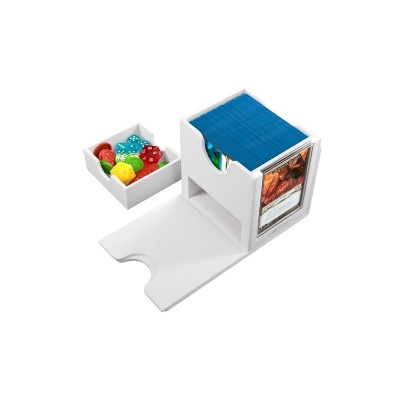 Suporte branco para cartas e dados de jogo com fichas coloridas