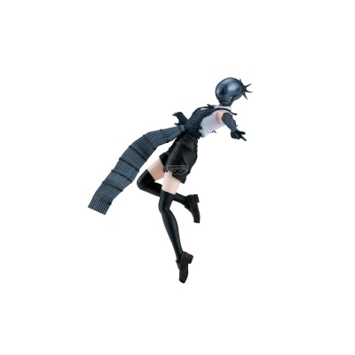 Figura de ação feminina com máscara preta e cauda segmentada.