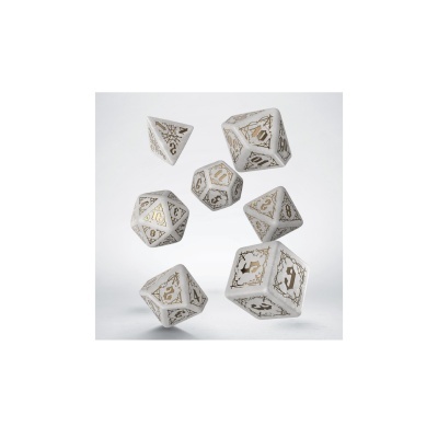 Dados poliedros brancos com números dourados e padrões decorativos