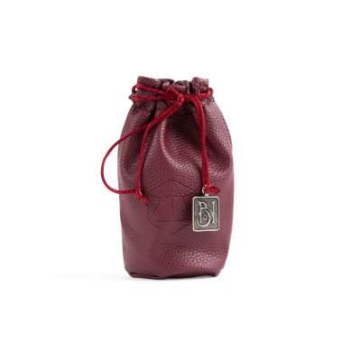 Saco pequeno de couro vermelho com cordão vermelho e pendente metálico