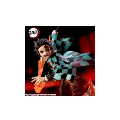 Figura anime com casaco xadrez verde e preto e katana com fogo ao fundo