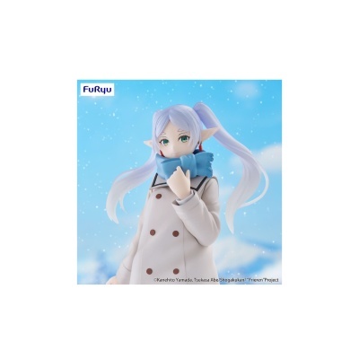 Figura feminina anime com casaco bege e cachecol azul, fundo azul com neve e logo FuRyu