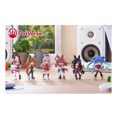 Sete figuras colecionáveis de personagens de anime em cima de uma mesa de madeira
