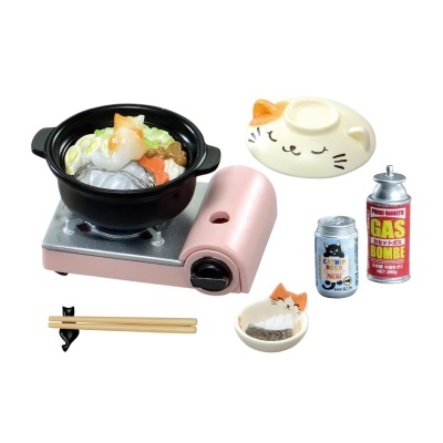 Miniatura de fogão portátil rosa com panela preta e comida simulada, tampa de gato, pauzinhos e duas latas pequenas