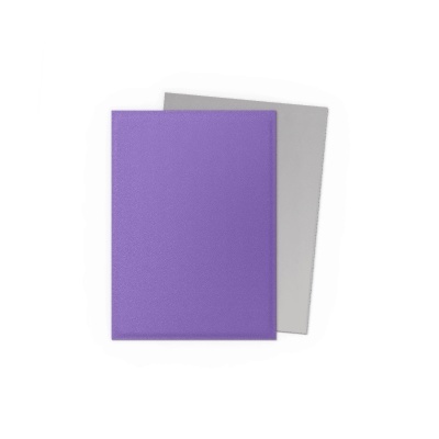 Dois folhetos ou cartolinas retangulares, um roxo e outro cinza, sobre fundo branco