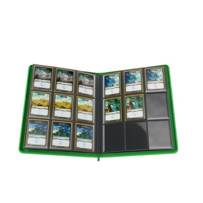 Álbum verde aberto com cartas de jogo colecionáveis organizadas em páginas de plástico transparente.