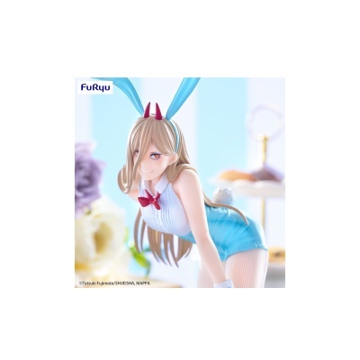 Figura de personagem com orelhas de coelho e chifres em pose inclinada