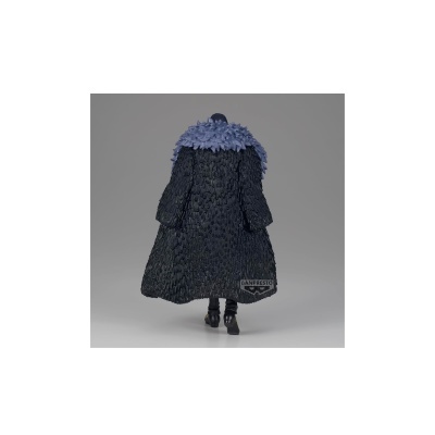 Casaco comprido preto textura pregueada com gola azul felpuda e botas pretas