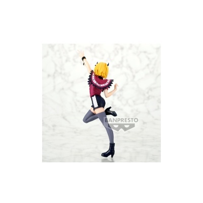 Figura colecionável Banpresto de personagem feminina em pose dinâmica, em fundo neutro.