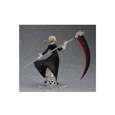Figura de ação feminina com casaco preto e foice grande preta e vermelha.