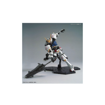 Figura de ação robótica branca, azul e vermelha com arma montada numa base preta