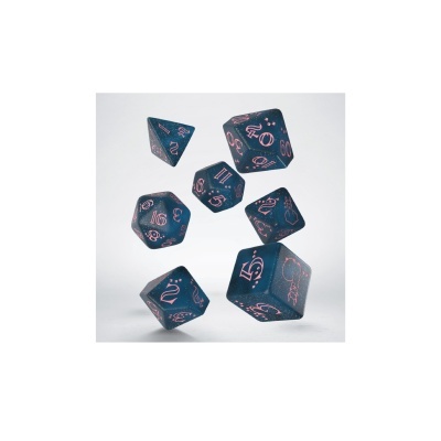 Dados de RPG azuis com números e símbolos cor-de-rosa em fundo branco