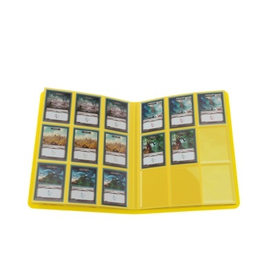 Álbum de cartões colecionáveis amarelo aberto com 14 cartões visíveis