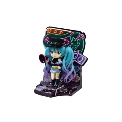 Figura de vinil estilo anime com cabelo azul claro e roxo segurando megafone, com base texturizada