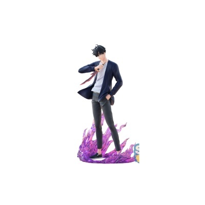 Estátua de personagem masculino com espada e base de chamas roxas