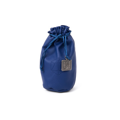 Saco azul em pele com cordão e pendente metálico