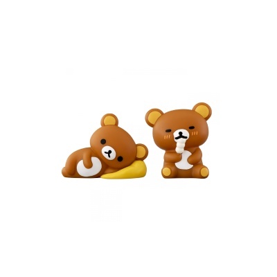 Figuras de ursinhos castanhos de vinil, um deitado num travesseiro amarelo e outro sentado a comer um gelado