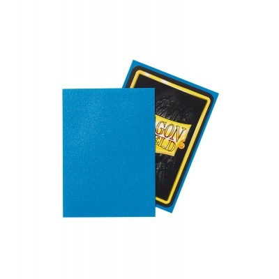 Duas capas de cadernos, uma azul lisa e uma preta com o texto DRAGON SHIELD