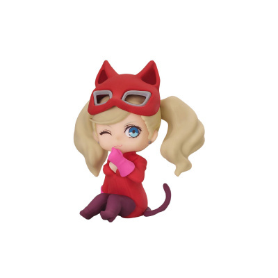 Boneca com máscara vermelha de gato, cabelos loiros, olhos azuis, luvas rosa, vestido vermelho e meias roxas sentada e sorrindo