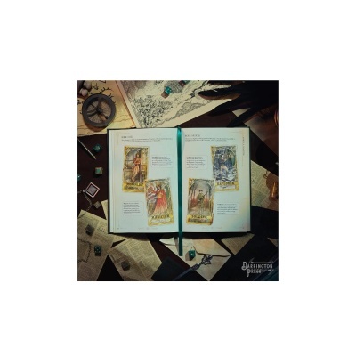 Livro de cartas e acessórios de jogo numa mesa de madeira