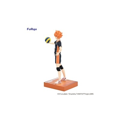 Figurina personagem masculino uniforme voleibol com bola em base laranja