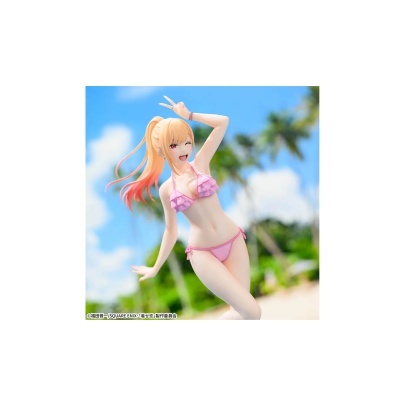 Figura anime feminina com biquíni rosa, cabelo laranja em rabo de cavalo, céu azul e palmeiras ao fundo