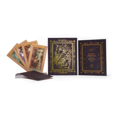 Cartas de tarô com caixa preta decorada em dourado e cartas coloridas com bordas castanhas.