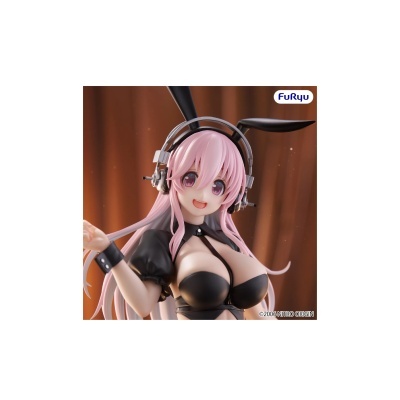 Figura anime feminina com cabelo rosa e roupa de coelhinha preta e auscultadores.