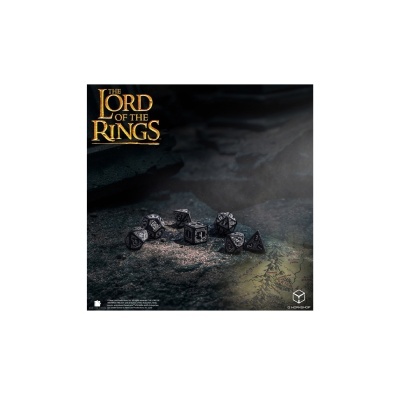Conjunto de dados preto com símbolos brancos e o texto THE LORD OF THE RINGS