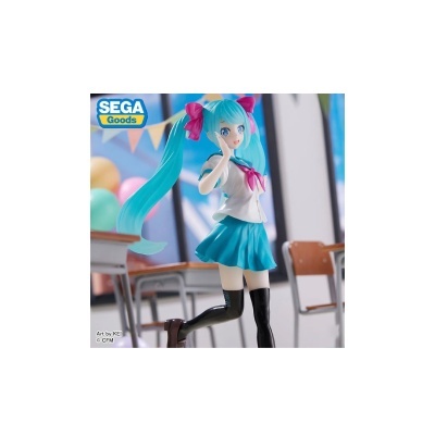 Figura de personagem feminina de cabelo azul em uniforme escolar num cenário de sala de aula