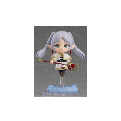 Figura colecionável anime com cabelo cinza e cajado numa base azul