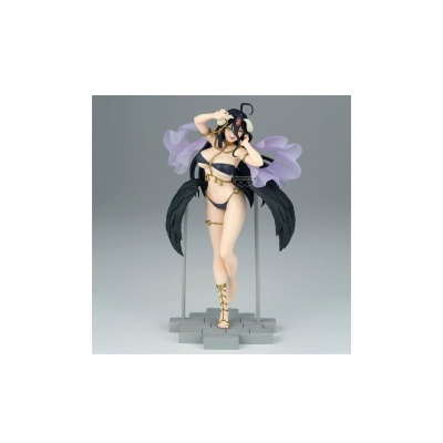 Figura feminina de anime com traje preto e asas negras em base cinza.