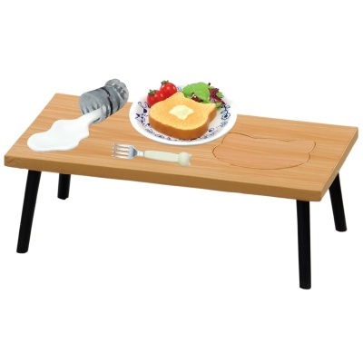 Mesa de madeira com pequeno lanche e garrafa de leite derramado