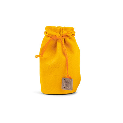 Saco amarelo de pele com cordão e pendente metálico.