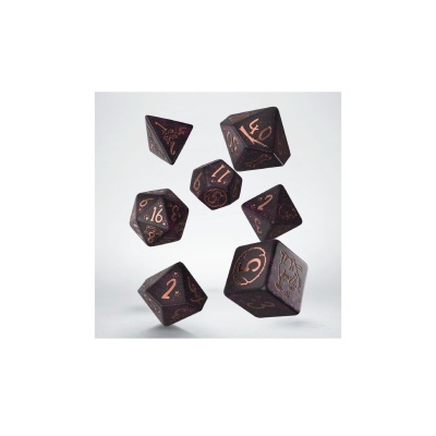 Dados de RPG pretos com números vermelhos em fundo branco