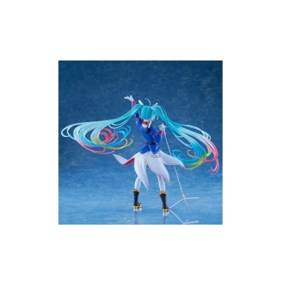 Figura colecionável de personagem anime com cabelo azul comprido ondulado e roupas azul e branca, segurando microfone em fundo azul.