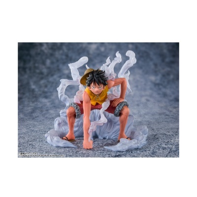 Figura colecionável do Monkey D. Luffy em posição de ataque com efeitos de fumaça branca.