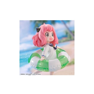 Figura estilizada com cabelo rosa usando boia verde e branca na praia