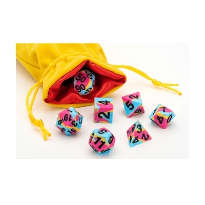 Saco amarelo com interior vermelho e dados poliédricos coloridos com números a preto