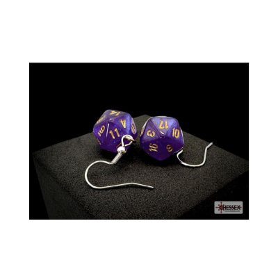 Pendentes com dados roxos de 20 faces com números dourados, sobre base preta, com logotipo CHESSEX.